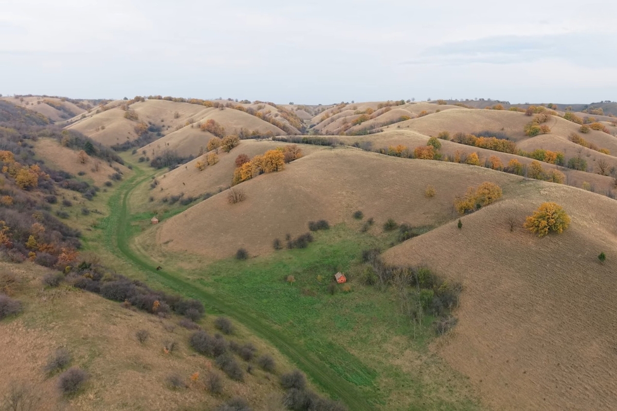 prikaz staza u deliblatskoj peščari snimljen iz drona