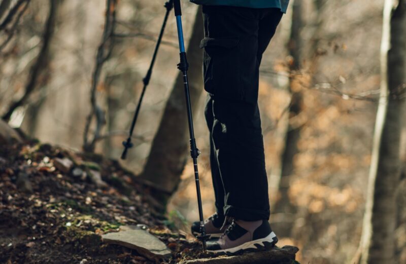 Pantalone za planinarenje na šumskoj stazi, uz štapove za hodanje i obuću za neravan teren
