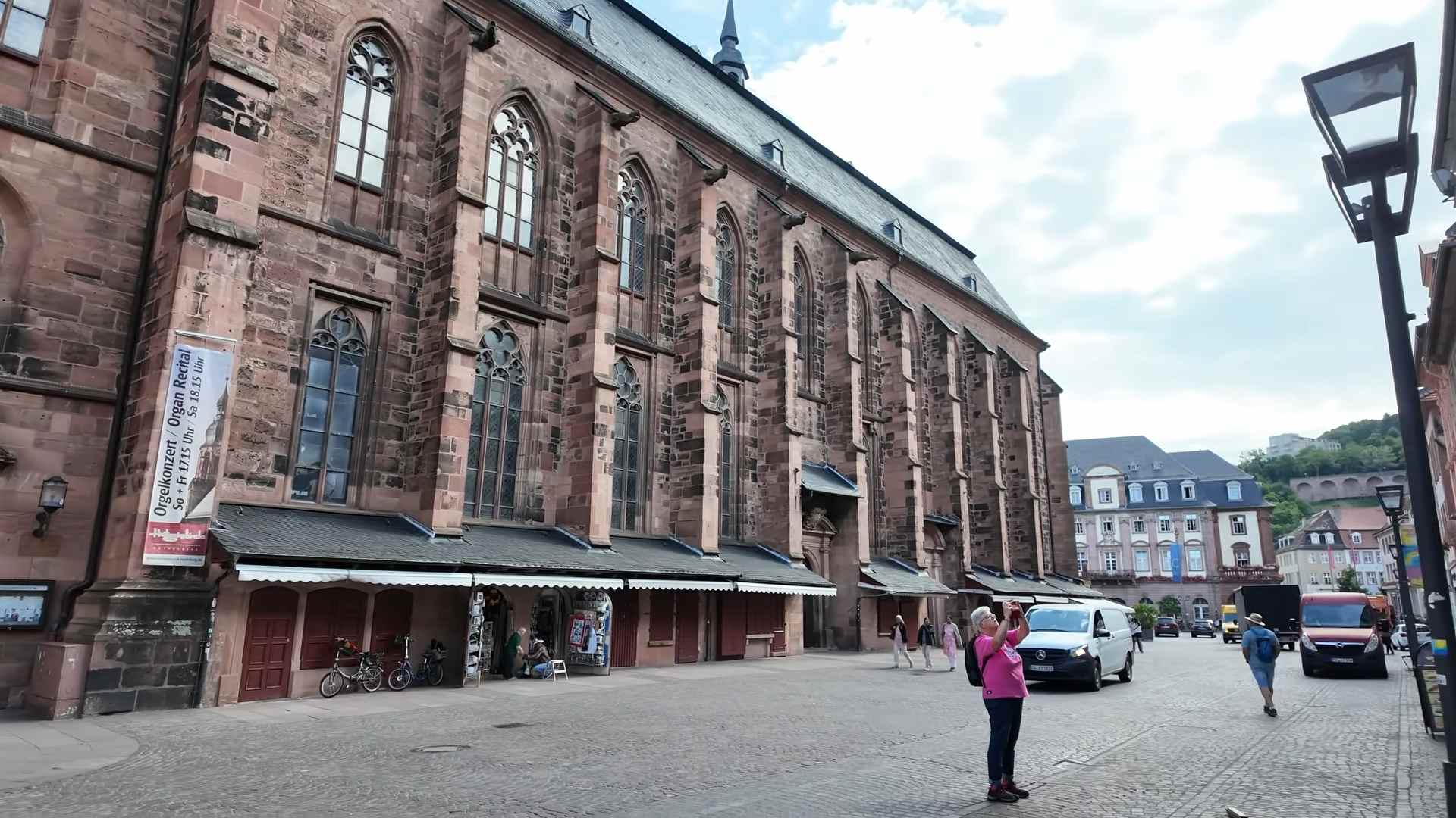 Impozantna crkva od crvenog kamena na trgu u starom dijelu Heidelberga