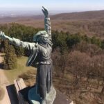 Spomenik Sloboda na Iriškom vencu sa pogledom na šume Fruške gore