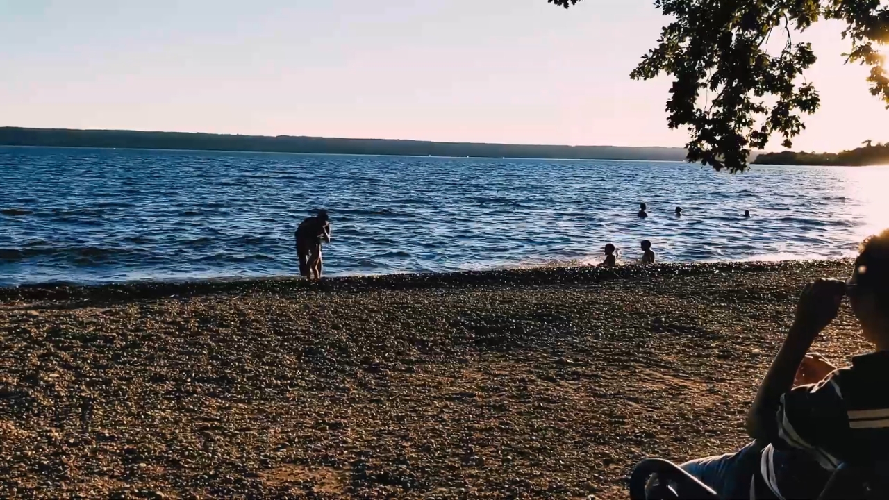 Ljudi uživaju na plaži pored jezera u okolini Minhena
