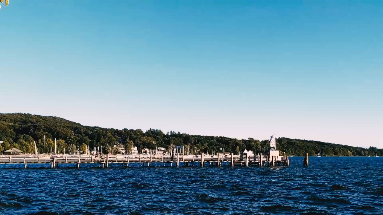 Pogled na bavarsko jezero sa drvenim molom i šumovitom obalom