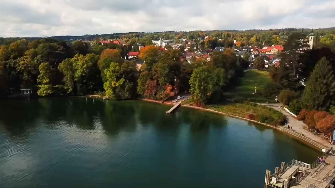 Pogled na Starnberger See i naselje uz obalu jezera