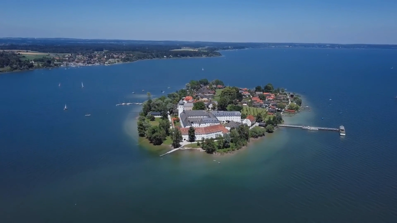 Pogled iz vazduha na ostrvo sa manastirom usred jezera Chiemsee